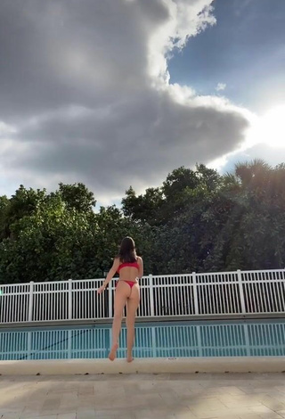 4. Sexy Sofia Gomez Con Tanga En La Piscina