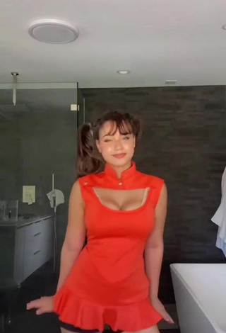 Bonita Sofia Gomez enseña escote con Vestido Naranja y Tetas Saltarinas