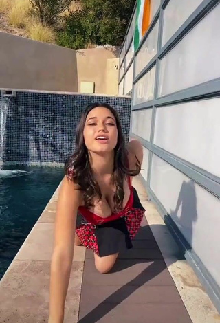 Elegante Sofia Gomez enseña escote con Corsé Rojo en la piscina