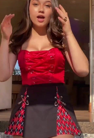 Sexy Sofia Gomez enseña escote con Corsé Rojo y Tetas Saltarinas