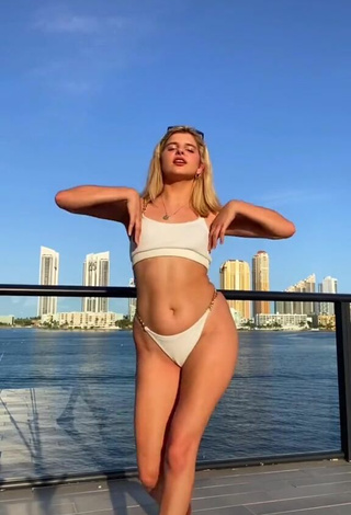 Adorable Sol Carlos con Bikini en el paseo marítimo