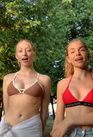 Caliente Sophia Diamond enseña escote con Sujetador de Bikini y Pechos Saltarinas