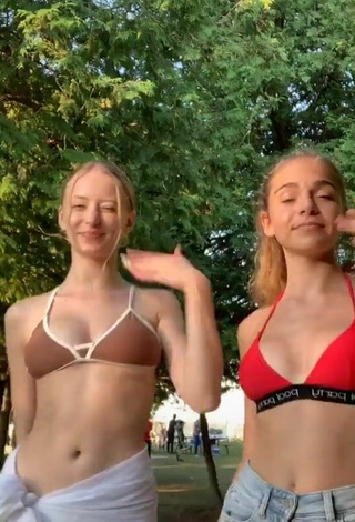 2. Caliente Sophia Diamond Enseña Escote Con Sujetador De Bikini Y Pechos Saltarinas