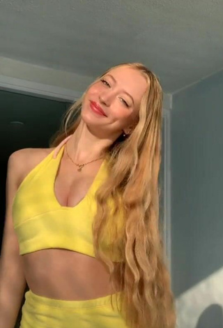 2. Más Caliente Sophia Diamond Enseña Escote Con Top Corto Y Pechos Saltarinas