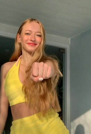 4. Más Caliente Sophia Diamond Enseña Escote Con Top Corto Y Pechos Saltarinas