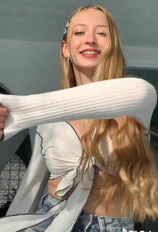 5. Adorable Sophia Diamond Enseña Escote Con Top Corto Blanco Y Pechos Saltarinas