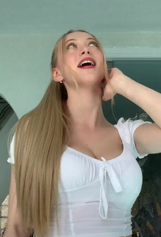 3. Bonita Sophia Diamond Con Top Blanco Y Tetas Saltarinas