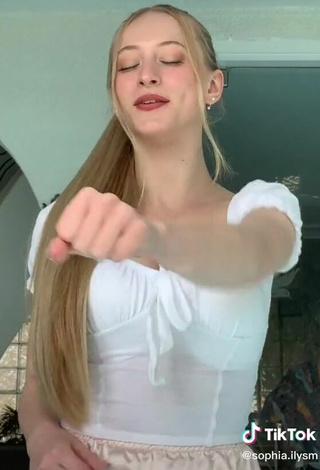 5. Sexy Sophia Diamond Enseña Escote Con Top Blanco Y Senos Saltarines