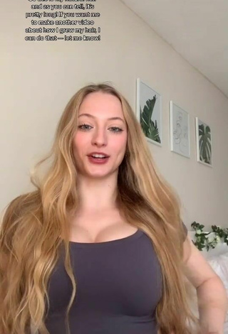 Caliente Sophia Diamond enseña escote con Top Gris