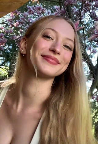 Sexy Sophia Diamond enseña escote con Top Corto Blanco y Senos Saltarines