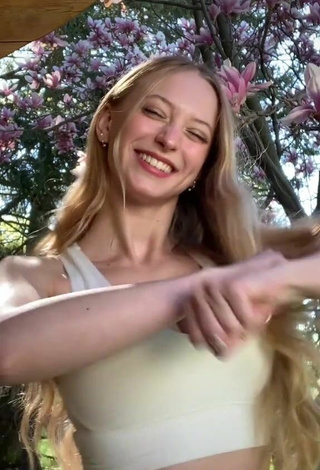 3. Sexy Sophia Diamond Enseña Escote Con Top Corto Blanco Y Senos Saltarines