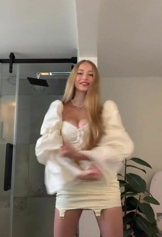 2. Guapísima Sophia Diamond Enseña Escote Con Atractivos Top Corto Blanco Y Tetas Saltarinas