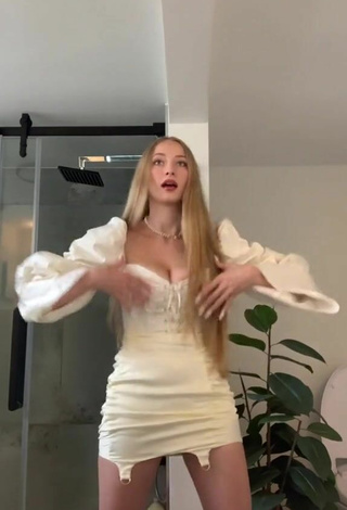 3. Guapísima Sophia Diamond Enseña Escote Con Atractivos Top Corto Blanco Y Tetas Saltarinas