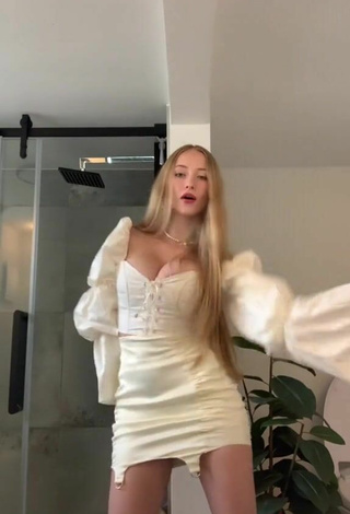 4. Guapísima Sophia Diamond Enseña Escote Con Atractivos Top Corto Blanco Y Tetas Saltarinas