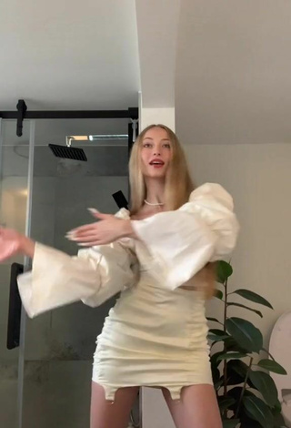 5. Guapísima Sophia Diamond Enseña Escote Con Atractivos Top Corto Blanco Y Tetas Saltarinas