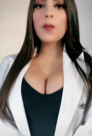 Hermosa Andrea Zúñiga enseña escote con Top Negro