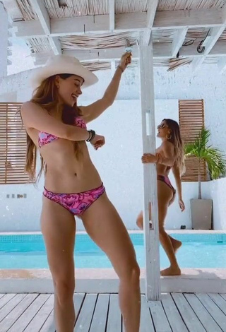 2. Sexy Stephanie Moreno Con Bikini En La Piscina