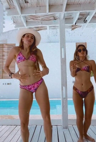 5. Sexy Stephanie Moreno Con Bikini En La Piscina