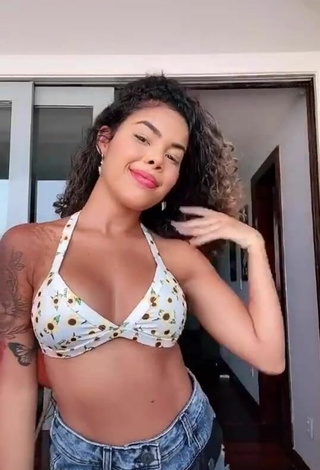 Sexy Sthefane Matos enseña escote con Sujetador de Bikini y Senos Saltarines