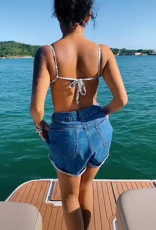 Bonita Sthefane Matos con Pantalones Cortos en un barco mientras hace twerking