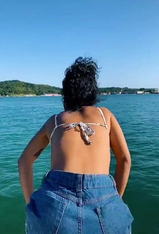 2. Bonita Sthefane Matos Con Pantalones Cortos En Un Barco Mientras Hace Twerking