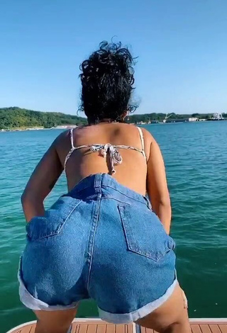 3. Bonita Sthefane Matos Con Pantalones Cortos En Un Barco Mientras Hace Twerking