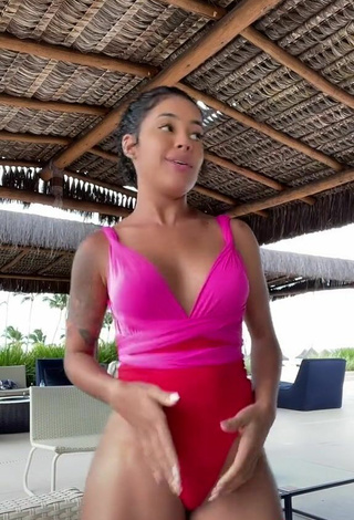 3. Sexy Sthefane Matos Enseña Escote Con Traje De Baño