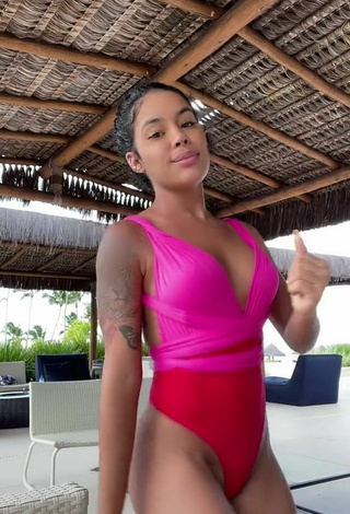 4. Sexy Sthefane Matos Enseña Escote Con Traje De Baño