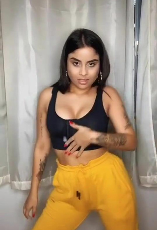 3. Atractiva Tati Nunes Enseña Escote Con Seductores Top Corto Negro Y Senos Saltarines