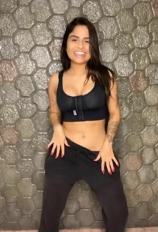 2. Preciosa Tati Nunes Enseña Escote Con Top Corto Negro Y Tetas Saltarinas