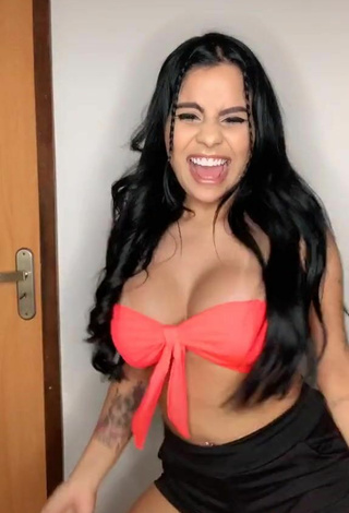 5. Hermosa Tati Nunes Enseña Escote Con Sujetador De Bikini