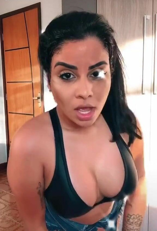 Sexy Tati Nunes enseña escote con Sujetador Deportivo Negro mientras hace twerking y Senos Saltarines