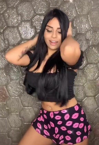 5. Caliente Tati Nunes Enseña Escote Con Top Corto Negro