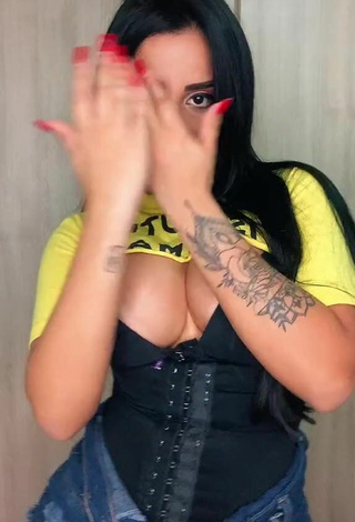 Sexy Tati Nunes enseña escote con Corsé Negro