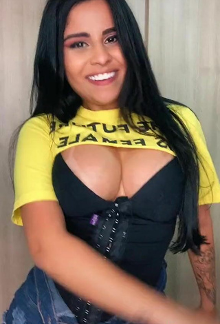 4. Sexy Tati Nunes Enseña Escote Con Corsé Negro