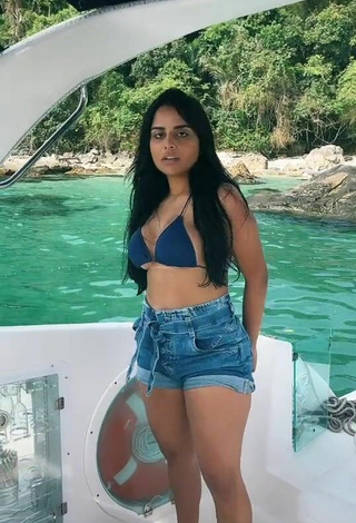 Atractiva Tati Nunes con Seductores Sujetador de Bikini en un barco y Senos Saltarines