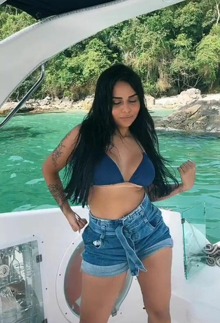 2. Atractiva Tati Nunes Con Seductores Sujetador De Bikini En Un Barco Y Senos Saltarines