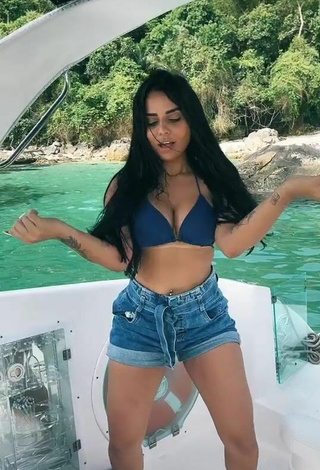 3. Atractiva Tati Nunes Con Seductores Sujetador De Bikini En Un Barco Y Senos Saltarines