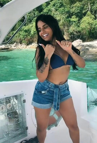 4. Atractiva Tati Nunes Con Seductores Sujetador De Bikini En Un Barco Y Senos Saltarines