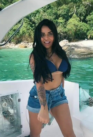 5. Atractiva Tati Nunes Con Seductores Sujetador De Bikini En Un Barco Y Senos Saltarines