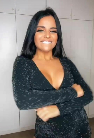 Sexy Tati Nunes enseña escote con Mono Negro y Tetas Saltarinas