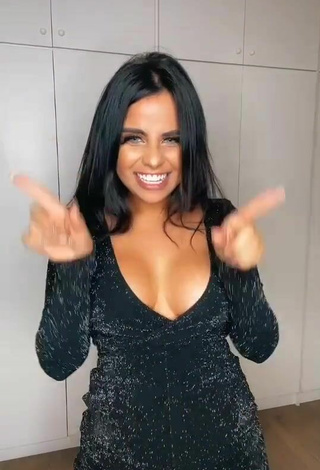 5. Sexy Tati Nunes Enseña Escote Con Mono Negro Y Tetas Saltarinas