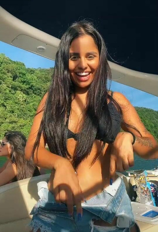 Sexy Tati Nunes con Sujetador de Bikini en un barco y Senos Saltarines