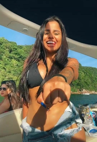 2. Sexy Tati Nunes Con Sujetador De Bikini En Un Barco Y Senos Saltarines