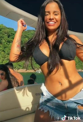 3. Sexy Tati Nunes Con Sujetador De Bikini En Un Barco Y Senos Saltarines