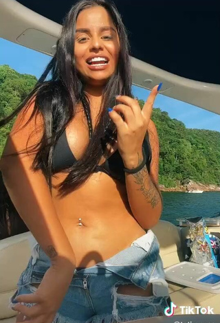 4. Sexy Tati Nunes Con Sujetador De Bikini En Un Barco Y Senos Saltarines