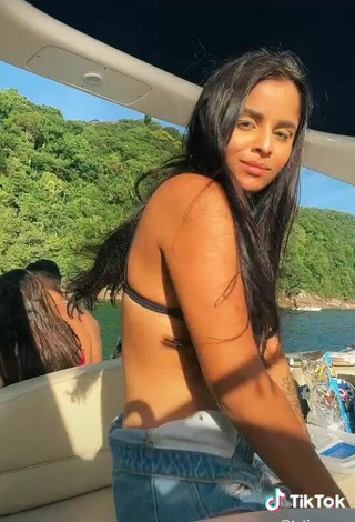 5. Sexy Tati Nunes Con Sujetador De Bikini En Un Barco Y Senos Saltarines