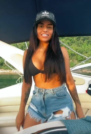 Más caliente Tati Nunes enseña escote con Sujetador de Bikini en un barco