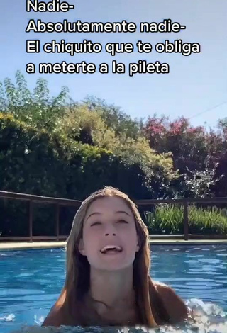 Sexy Mariana Taurozzi enseña escote con Traje de Baño Negro en la piscina