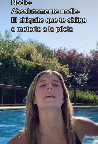 4. Sexy Mariana Taurozzi Enseña Escote Con Traje De Baño Negro En La Piscina